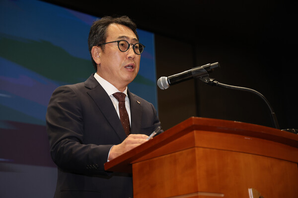 유영상 SK텔레콤 사장이 2일 서울 중구 SKT타워에서 열린 유심 정보 유출 관련 일일 브리핑에서 발언하고 있다. 사진=SKT