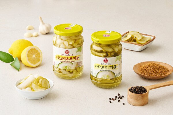 오뚜기가 국내산 오이와 무를 사용해 더 신선하고 아삭한 식감을 살린 ‘아삭 피클’ 2종을 출시한다. 사진=오뚜기
