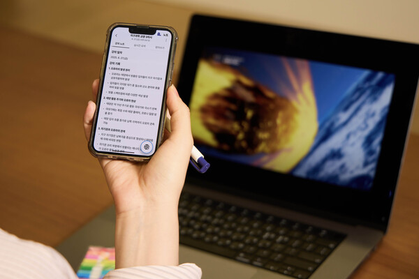 SKT 모델이 에이닷 ‘노트’ 웹 버전 실시간 요약 기능을 사용하는 모습. 사진=SKT