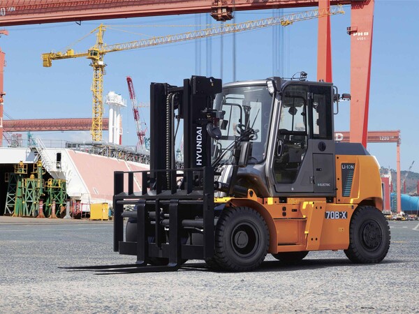 HD현대사이트솔루션이 지난달 출시한 중대형 전동 지게차. 사진=HD현대사이트솔루션