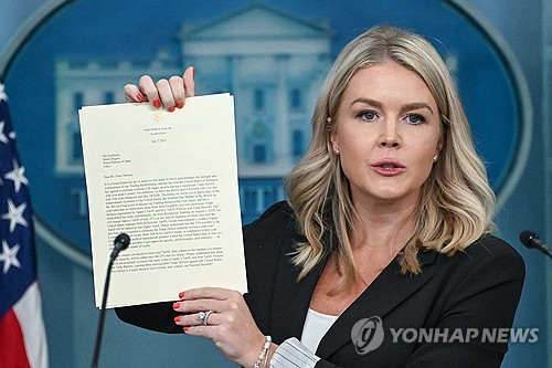 캐롤라인 레빗 백악관 대변인이  7일(현지시간)  일일 브리핑에서 도널드 트럼프 미국 대통령이 이시바 시게루 일본 총리에게 보낸 관세율 통보 서한을 들어보이고 있다 (AFP=연합뉴스)