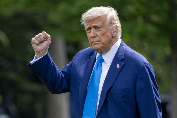 도널드 트럼프 미국 대통령이 오는 8월1일부터 한국산 모든 제품에 25%의 상호관세를 부과하겠다고 공식 통보하면서 국내 정부와 기업들이 대응책 마련에 나섰다. 사진=EPA/연합뉴스