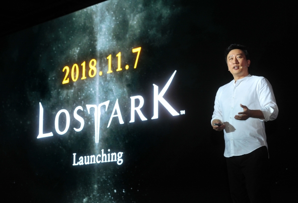 지원길 스마일게이트RPG 대표가 '로스트아크' 출시를 발표하고 있다. 사진=스마일게이트