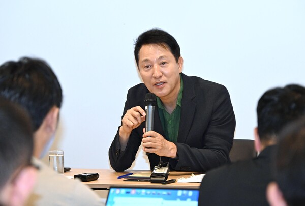 오세훈 서울시장이 지난 5일(현지시간) 밀라노의 한 호텔에서 기자간담회를 갖고 있다. 사진=연합뉴스 