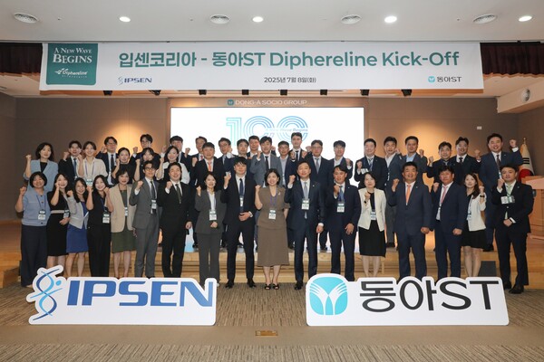 동아에스티-입센코리아 '디페렐린' 킥오프 미팅에서 동아에스티 정재훈 사장(사진 첫째줄 오른쪽에서 7번째)과 입센코리아 양미선 대표(사진 첫째줄 오른쪽에서 8번째)등 관계자들이 기념사진을 촬영하고 있다.(사진=동아에스티)