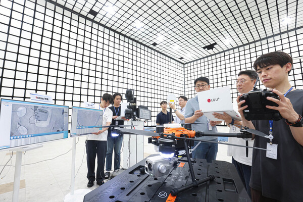 인천 송도 RAPA IoT기술지원센터에서 LG유플러스 직원들이 레드캡 기술로 연결된 드론을 시험하고 있는 모습. 사진=LG유플러스