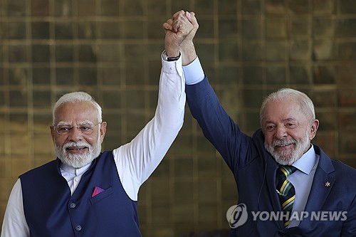 브라질의  루이스  이나시우  룰라 다  실바 대통령이 8일 브라질리아의 알보라다  궁전에서 나렌드라 모디 인도 총리와 손을 들어올리고  있다. (사진,  AP=연합뉴스)