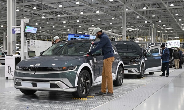 현대차 직원이 HMGMA 공장에서 차량을 조립하고 있다. 사진=현대차그룹