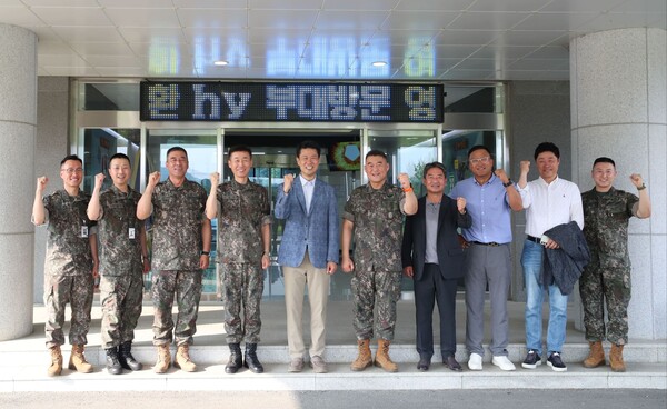 hy가 지난 8일 육군 제25보병사단(25사단)을 방문해 총 2000만원 상당의 위문금품을 전달했다. 사진=hy