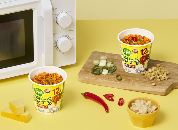 오뚜기는 두부피로 만든 ’고단백 컵누들’ 2종을 출시한다. 사진=오뚜기
