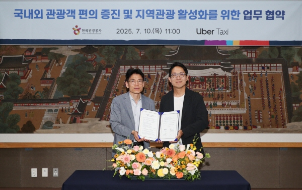 송진우 우버 택시 코리아  총괄(오른쪽)과 이상민 한국관광공사 국민관광본부장 직무대리가 10일 업무협약식에서 기념촬영을 하고 있다. 사진=우버 택시 코리아 제공
