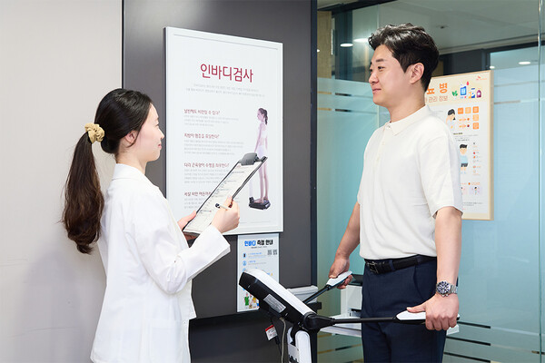 여름맞이 몸짱이벤트에 참여한 SK네트웍스 구성원이 인바디 검사를 진행하고 있다. 사진=SK네트웍스