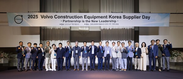 볼보그룹코리아와 협력사 임직원들이 기념사진을 촬영하고 있다. 사진=볼보그룹코리아 제공