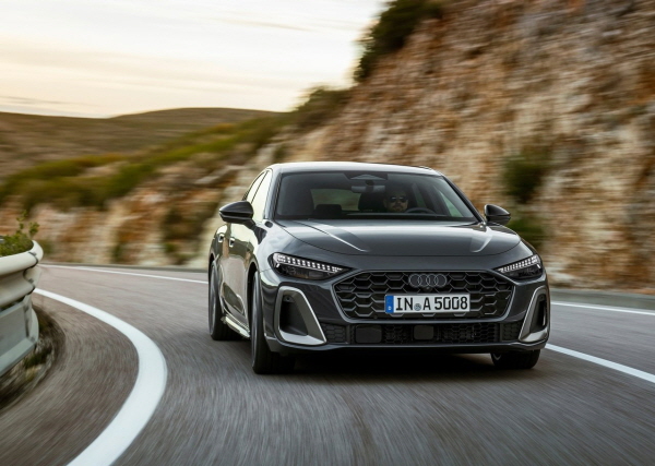 A5가 도로를 역동적으로 달리고 있다. 사진=아우디