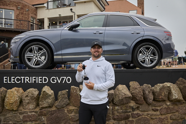  ‘2025 제네시스 스코티시 오픈’ 우승자 크리스 고터럽(Chris Gotterup)이 기념촬영을 하고 있다. 사진=제네시스 제공