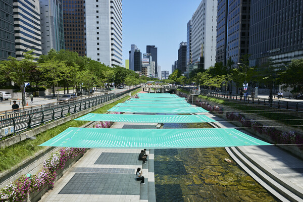 폭스바겐그룹 우리재단이 설치한 청계천 그늘막. 사진=폭스바겐그룹코리아 우리재단 제공