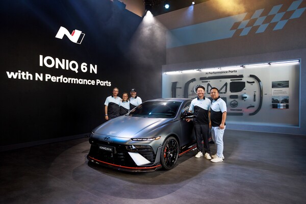 지난 10일(현지시각) 영국 웨스트서식스에서 열린 자동차 축제 ‘굿우드 페스티벌 오브 스피드’에 참석한 (오른쪽부터)현대차 N매니지먼트실 박준우 상무, 글로벌사업관리본부장 이영호 부사장, 차량개발담당 만프레드 하러(Manfred Harrer) 부사장, 전동화개발담당 한동희 부사장, 유럽디자인센터장 에두와르도 라미레즈 (Eduardo Ramírez) 디렉터가 N 퍼포먼스 파츠가 장착된 IONIQ 6 N 옆에서 기념촬영을 하고 있는 모습. 사진=현대차 제공