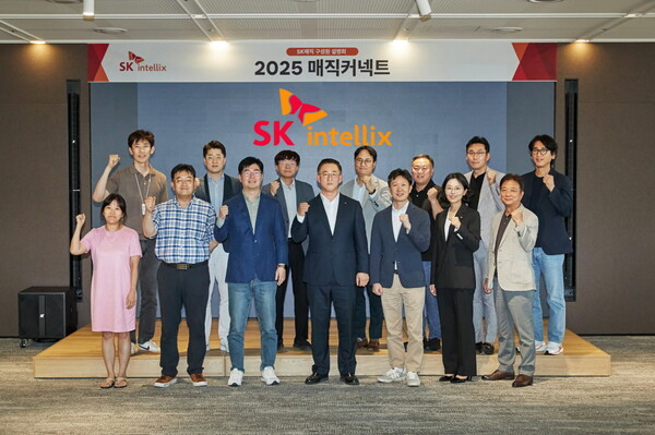 김완성 SK인텔릭스 대표(왼쪽에서 네 번째)와 주요 경영진이 사명 변경에 대한 구성원 설명회를 갖고 기념 촬영을 하고 있다.