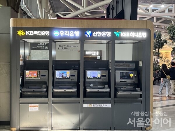 올해 상반기 4대 금융지주의 연결 기준 순이익이 10조원을 돌파할 것으로 전망되면서 반기 기준 역대 최대 실적을 기록할 것으로 보인다. 사진은 은행 ATM. 사진=서울와이어 DB