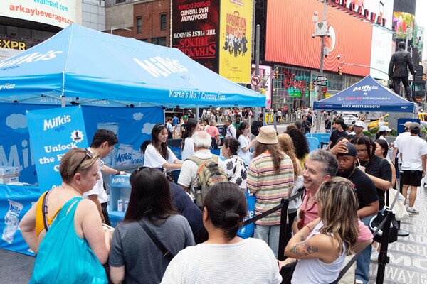 뉴욕타임스퀘어에 마련된 밀키스 부스에서 관람객이 이벤트에 참여하는 모습. 사진=롯데칠성음료
