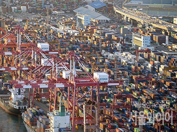 지난달 국제유가 상승에도 환율 하락 영향으로 수입물가가 전월보다 0.6% 내리며 5개월 연속 하락세를 이어갔다. 사진=서울와이어 DB