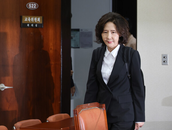 이진숙 사회부총리 겸 교육부 장관 후보자가 16일 서울 여의도 국회 교육위원회에서 열린 인사청문회 참석을 위해 자리로 이동하고 있다. 사진=연합뉴스 