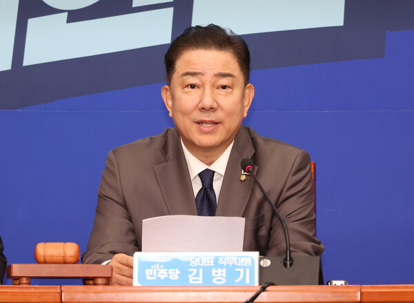 김병기 더불어민주당 당대표 직무대행 겸 원내대표가 16일 국회에서 열린 최고위원회의에서 “재구속된 윤석열이 특검 조사를 거부하고 있다”며 “명백한 특검법 위반”이라고 밝혔다. 사진=연합뉴스 