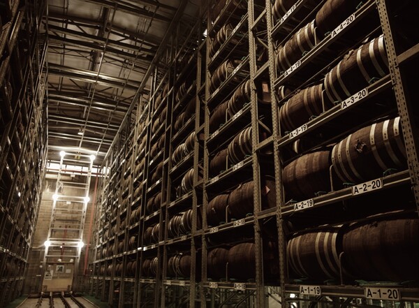 하이트진로는 25년 오크통 숙성 원액 100%로 완성한 ‘일품진로 25년산’을 오는 17일 출시하며 8000병 한정 판매한다. 사진=하이트진로