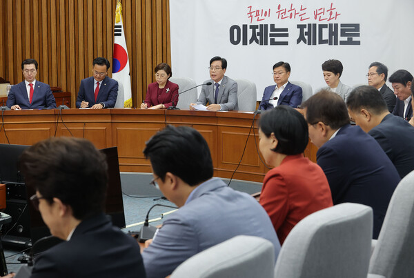 송언석 국민의힘 비상대책위원장 겸 원내대표가 지난 15일 국회에서 열린 원내대책회의를 주재하고 있다. 사진=연합뉴스 