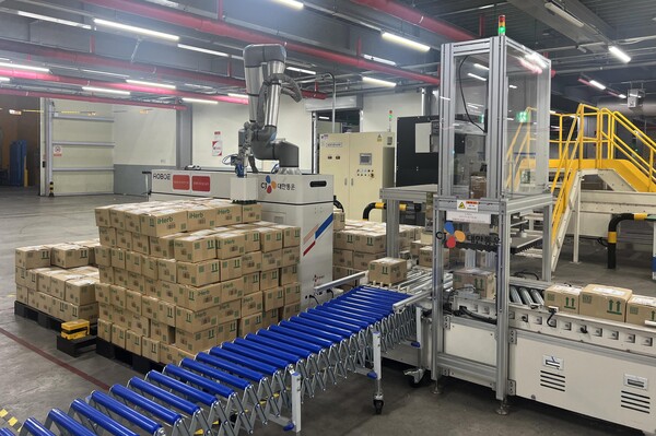 CJ대한통운이 인천GDC에 이동형 로봇 팔레타이저를 상용화했다. 사진=CJ대한통운 제공