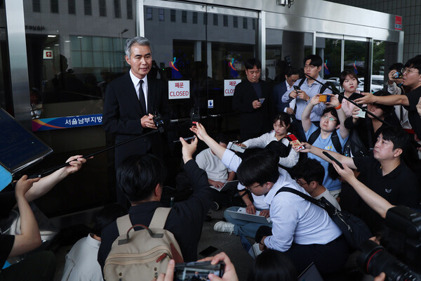 장현국 넥써쓰 대표가 15일 서울 양천구 서울남부지방법원에서 열린 1심 선고공판에서 무죄를 선고받은 뒤 취재진에 입장을 밝히고 있다. 사진=연합뉴스