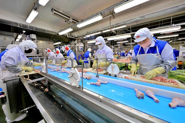 하림 익산공장 현장 직원들이 부분육 정선·발골 작업을 하고 있다. 사진=하림