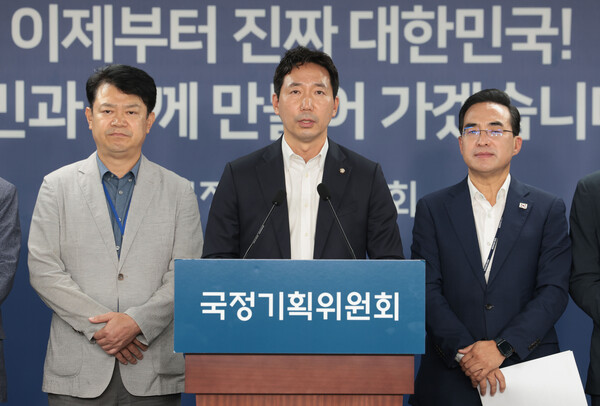이정헌 국정기획위원회 경제2분과 기획위원이 18일 서울 종로구 정부서울청사 창성동 별관에서 전세사기 피해자 간담회 관련 브리핑을 갖고 있다. 사진=연합뉴스 