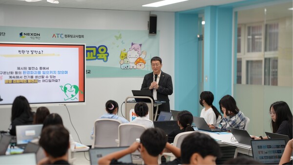 경기도 성남시 성남장안초등학교에서 진행된 에너지 교육 디지털 콘텐츠를 활용한 ‘헬로메이플’ 시범교육 현장. 사진=넥슨재단