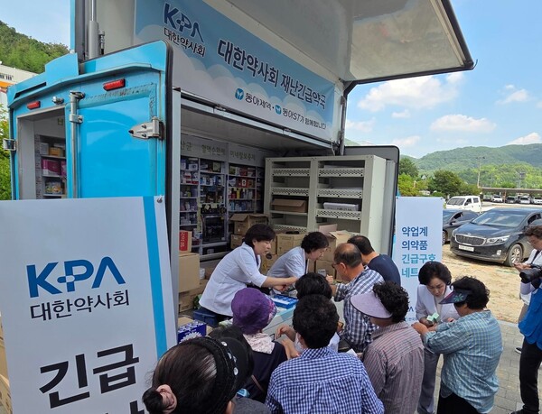 집중호우 피해 지역을 찾은 봉사약국 트럭의 현장 모습.(사진=동아제약)