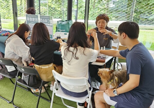 놀다가시개! 펫 캠페인에서 비즈 목걸이 만들기에 참여하고 있는 모습. 사진=스타벅스 코리아