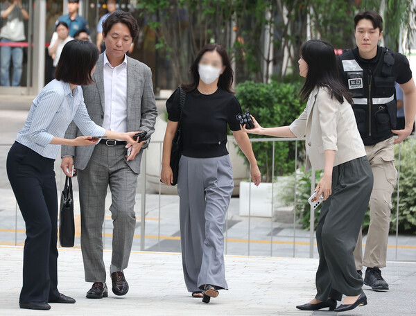 김건희 여사 일가의 집사로 알려진 김예성씨 부인 정모씨가 23일 서울 종로구 KT광화문빌딩에 마련된 민중기 특별검사팀에 출석하고 있다. 사진=연합뉴스