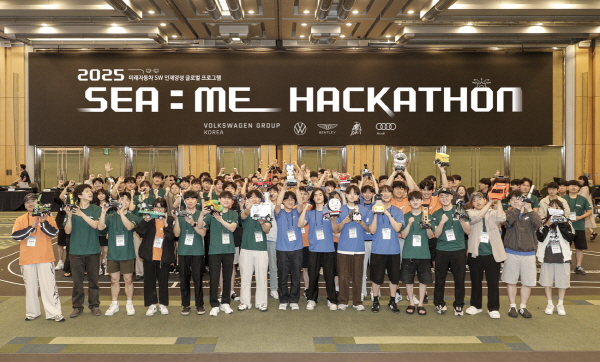 2025 씨:미 해커톤에 참가한 학생들이 기념사진을 촬영하고 있다. 사진=폭스바겐그룹코리아 제공