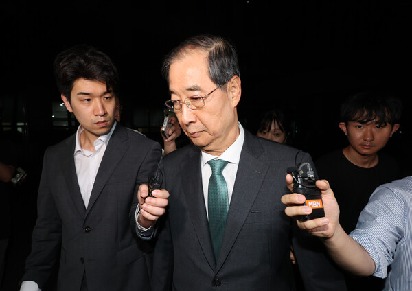 한덕수 전 국무총리가 지난 3일 서울 서초구 서울고등지방검찰청에서 내란특검 조사를 받은 뒤 귀가하고 있다. 사진=연합뉴스 