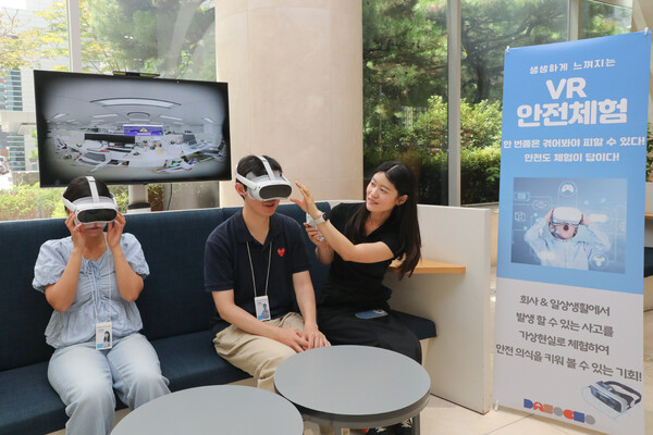 동아쏘시오그룹 임직원들이 회사 및 일상생활에서 발생 할 수 있는 사고를 VR(가상현실)로 체험하고 있다.(사진=동아쏘시오그룹)