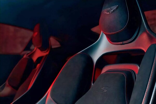 뱅퀴시S에는 최고급 스포츠 시트가 장착되며 장식은 사용자가 맞춤 형태로 주문할 수 있다. 사진=애스턴마틴