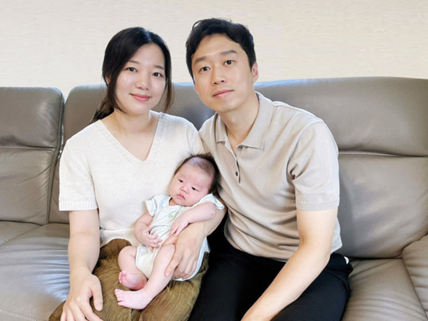 육아동행지원금을 받은 ‘100번째 가정’으로 기록된 원소라 아워홈 책임(왼쪽) 가족. 사진=한화그룹