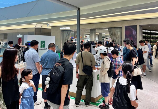 타임빌라스 수원 2층에서 진행 중인 3D프린터 팝업스토어 퍼스널 메이커스 스페이스 팝업스토어를 구경 중인 고객. 사진=롯데백화점 제공