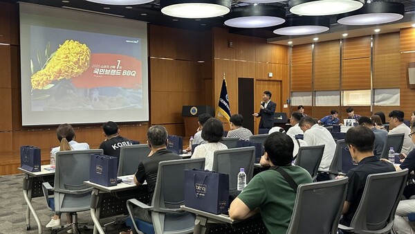 BBQ가 최근 경기도 이천에 위치한 치킨대학에서 군간부 제대 예정 군인 및 가족 30여명을 초청해 창업설명회 및 실습형 치킨캠프를 성공적으로 개최했다. 사진=제너시스BBQ 그룹