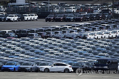 일본의  도쿄 인근 요코하마항에 수출 차량들이 선적을  기다리고  있다 (자료사진, AP=연합뉴스)