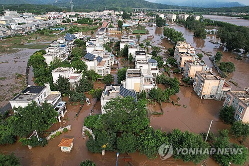 7월 28일 베이징 외곽 미윈구 타이시툰 마을에 홍수가 발생해 주거용 건물이 물에 잠겨 있다 (사진, AFP=연합뉴스)