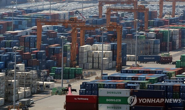 국제통화기금(IMF)이 올해 한국의 성장률 전망치를 0.8%로 하향 조정했다 (자료사진, 연합뉴스 제공)