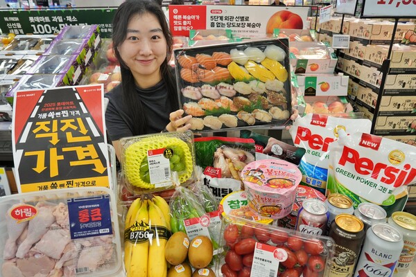 서울시 중구에 위치한 롯데마트 제타플렉스 서울역점 과일 코너에서 '직진가격' 캠페인을 홍보하는 모델의 모습. 사진=롯데마트 제공