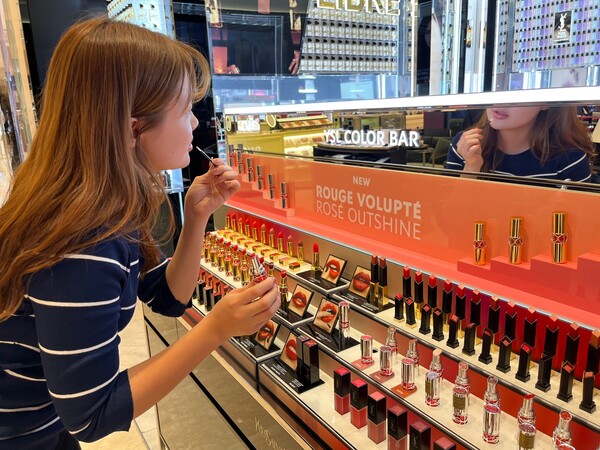 신세계백화점이 여름 휴가철을 맞아 전체 점포에서 다음달 1일부터 ‘바캉스 뷰티 페어’를 개최한다. 사진=신세계백화점 제공