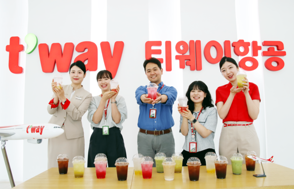 티웨이항공이 중복을 맞이하여 임직원 대상 여름철 간식 이벤트를 진행하는 가운데, 서울 강서구 티웨이항공 훈련센터에서 티웨이항공 임직원들이 더위를 식히기 위해 시원한 음료를 즐기고 있다. 사진=티웨이항공